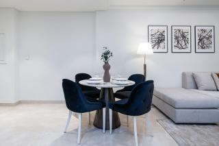 Brand New Stylish 1-Bed Getaway with Private Beach and Palm Views - 4