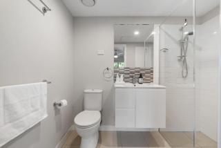 Modern Comfort 2BR Close to Everything - Brisbane - 4