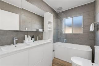 3Beds Value and Comfort Stay Airport CBD and Cafes - Brisbane - 1