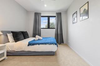 2BR Apartment with Balcony Easy Access to Everywhere - 6