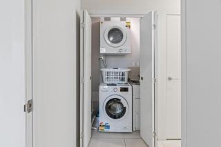2BR Apartment with Balcony Easy Access to Everywhere - Brisbane - 1