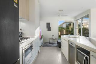 Family 4BR Retreat Big Yard 2 Level Comfort - 4