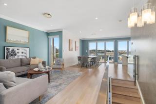 Charming 5-Bedroom Home with Stunning Water Views - Sidney - 0