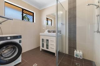 Unbeatable Value Group Family Roomy Convenient - Brisbane - 1