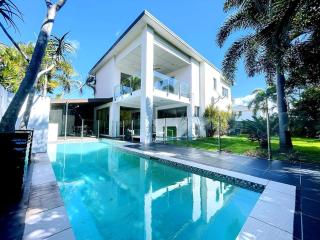 4 Ensuites Patio Pool BBQ Billiards Media Room - 0