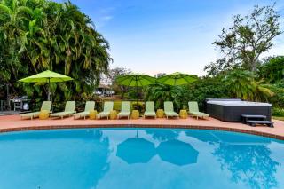 Sleeps 12 Heated Pool Pickleball Hot Tub Fire Pit - Largo - 0