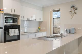 Modern 5BR Family Home in Peaceful Park Ridge - Park Ridge - 6