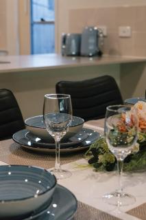 Modern 5BR Family Home in Peaceful Park Ridge - 2