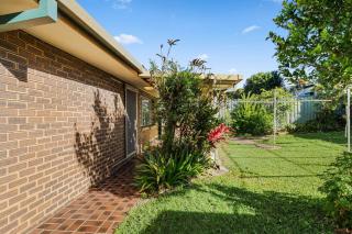 4BR Garden Patio Retreat Near Food Shops and Transit - 3