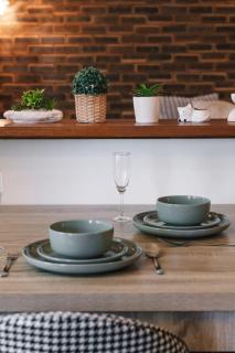 4BR Garden Patio Retreat Near Food Shops and Transit - 2