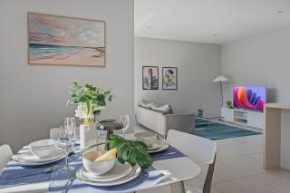 2BR Apartment with Balcony Near Food Shop and Transit - Brisbane - 0