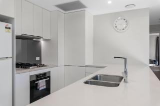 2BR Apartment with Balcony Near Food Shop and Transit - Brisbane - 7