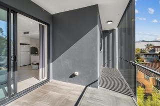 2BR Apartment with Balcony Near Food Shop and Transit - Brisbane - 3