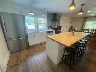 Relaxing 3 Bedroom Home near Downtown - 9
