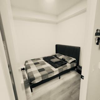 Chic Retreat Pet & Smoke-Friendly, Balcony Views, Prime Location - Vaughan - 8