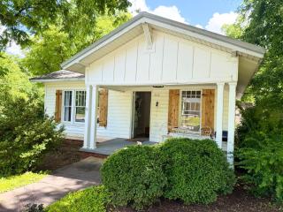 Downtown Gem- Walking Distance to Newton Square - Newton - 1