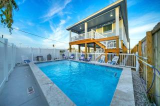 Sleeps 16 2 Homes Priv Pool Ping-Pong 1Block to Alister St. Shops Dining - 0