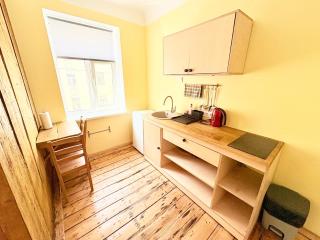 City Escape - Comfortable City Stays with Free Parking On Premises - 2
