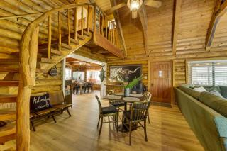 Covered Deck, Private Acreage Log Cabin in Pine - 4