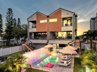 New 4 Bed 3 Bath, Heated Salt Pool, Walk2beach - 0