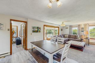 4BR House with Deck, Full Kitchen, W and D - 2