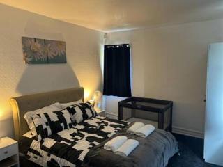 The Oak 3 Bedroom House - Birmingham - 0