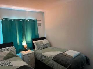The Oak 3 Bedroom House - Birmingham - 6