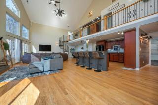 Lakeshore Retreat with Lake Lanier views & hot tub - 2