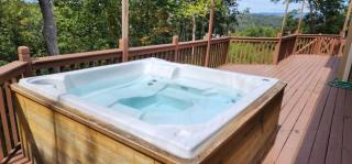 The Retreat at Wildwood - Hot Tub Theater & Deck - Wildwood - 7