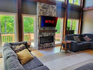 The Retreat at Wildwood - Hot Tub Theater & Deck - Wildwood - 6