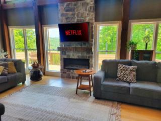 The Retreat at Wildwood - Hot Tub Theater & Deck - Wildwood - 5