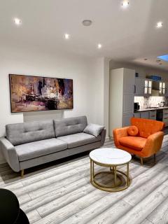 Luxury home in prime location Steps from WoodGreen - 2