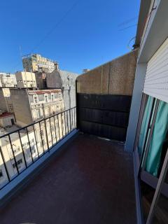 Luminoso y Cálido con Balcón a la calle - 2