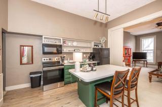 Historic Gem Russell Suite - Covington - 9