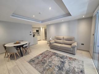 Luxury Marina Apartment, Pool, Views & Prime Location - Gibraltar - 0