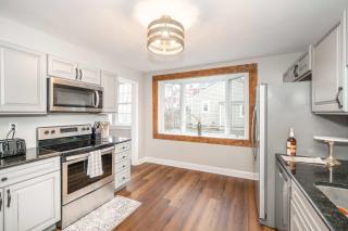 The Grand Elm House Updated 4 BDR Close to City - - 2