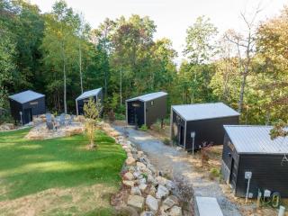 The Fox Tail Pine Treehouse at Treetop Escapes - Wildwood - 8