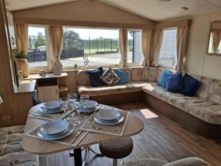 Wonderful 6 Berth Caravan In Norfolk At Heacham Beach, Ref 21012E - Heacham - 2