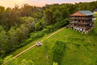 Lions Landing by AvantStay Sleeps 18 Hot Tub Game Room Views Near Pigeon Forge - 0