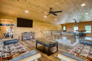 Lions Landing by AvantStay Sleeps 18 Hot Tub Game Room Views Near Pigeon Forge - 5