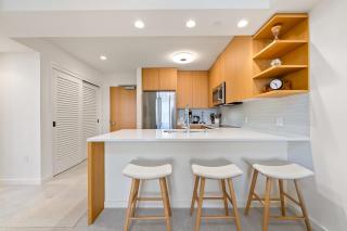 Aloha Heights: Luxury 1-Bedroom Condo with Pool Gym Ocean Views - 1