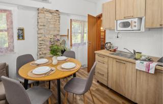2 Bedroom Cozy Home In Rovinj - Rovinj - 7