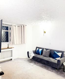 Cottage Mew for Contractors and Family Stays Near Bromley - Free Parking & WIFI - Bickley - 0