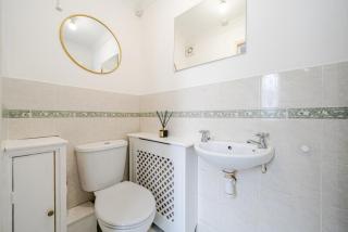 Cottage Mew for Contractors and Family Stays Near Bromley - Free Parking & WIFI - Bickley - 1