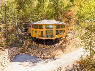 The Mighty Sycamore Treehouse at Treetop Escapes - 5