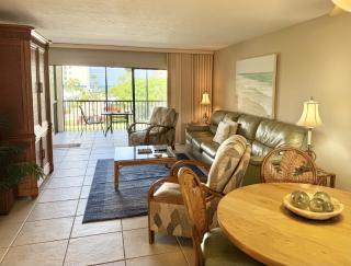 Pristine 2 Bed Condo, Steps from Free Beach Access - Marco Island - 2
