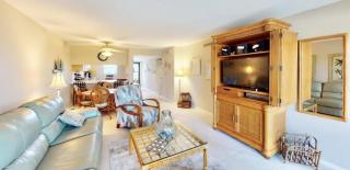 Pristine 2 Bed Condo, Steps from Free Beach Access - Marco Island - 1
