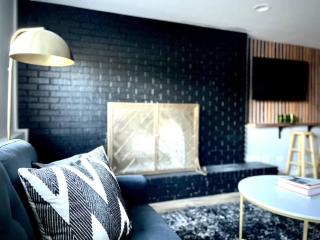 Private Oasis with Spacious Backyard - Matteson - 8