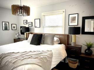 Private Oasis with Spacious Backyard - Matteson - 5