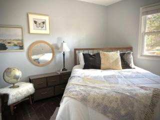 Private Oasis with Spacious Backyard - Matteson - 3